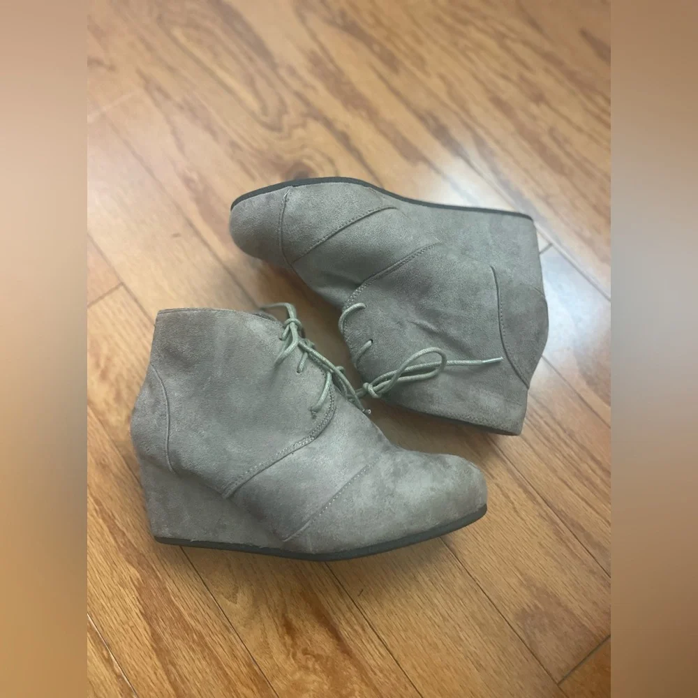 Unbranded lace up